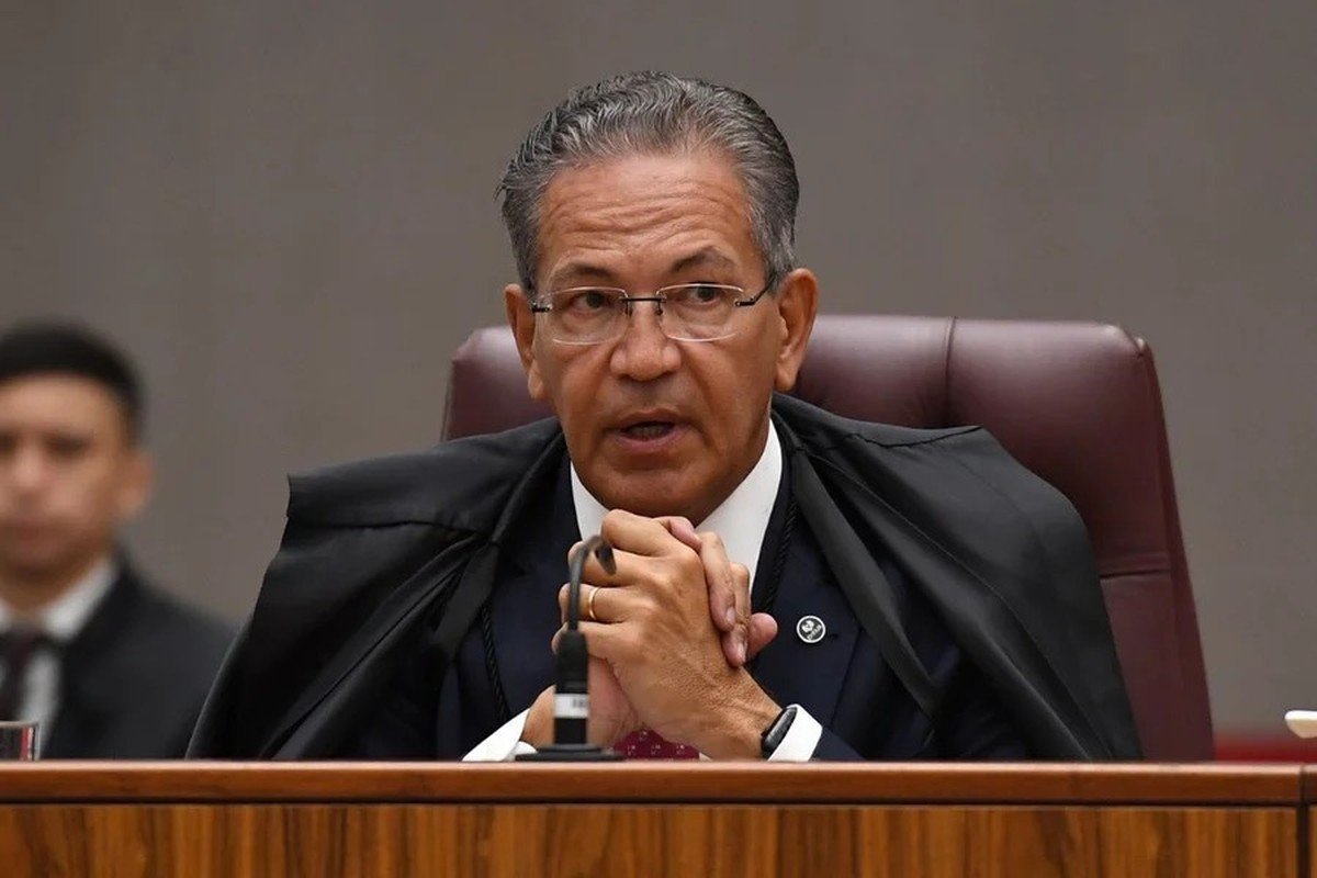 Ministro do STJ salva voo com 'mata-leão' ao conter homem que ameaçava abrir porta do avião