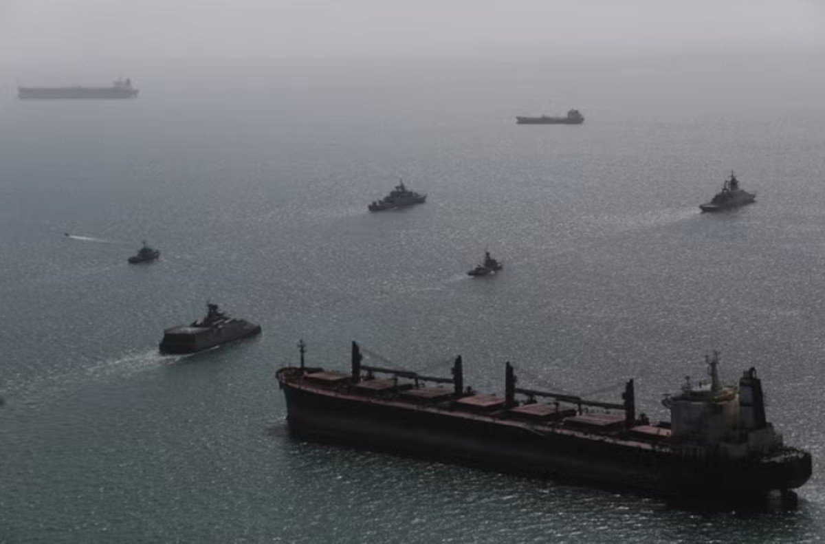 Autoridade do Golfo confirma que Irã está cobrando pedágio para navios que passam no Estreito de Ormuz