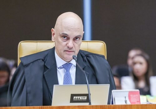Moraes proíbe sobrevoo de drones perto da casa de Bolsonaro, em Brasília