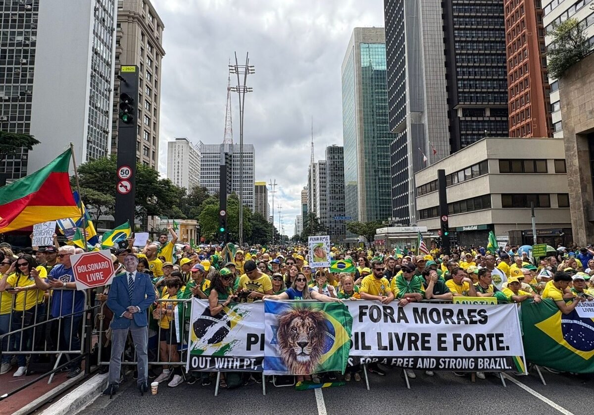 Flávio Bolsonaro e Nikolas Ferreira participam de ato da direita na av. Paulista