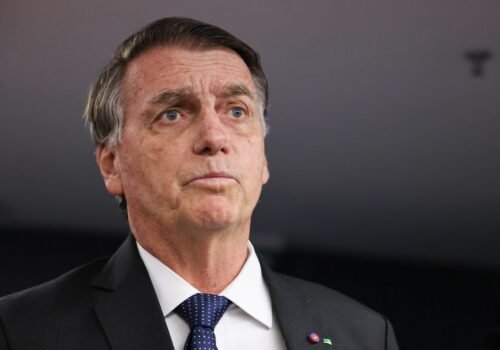 Bolsonaro inicia dieta pastosa; quadro de saúde segue grave e estável