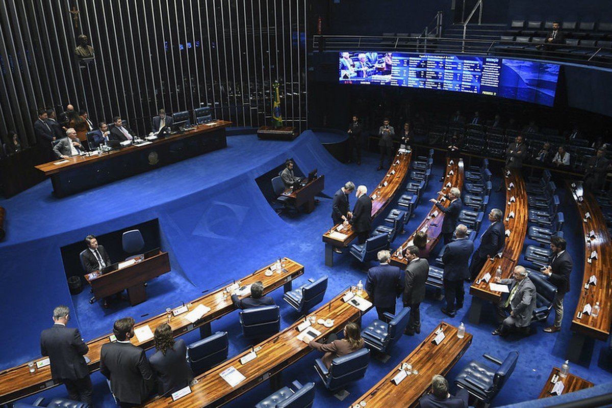 Senado aprova aumento de penas para furto e roubo de celular