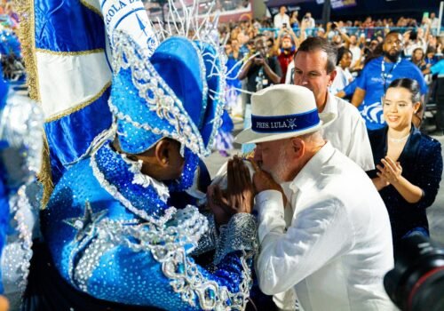 Datafolha: 71% dos eleitores veem homenagem de escola de samba para Lula como inadequada