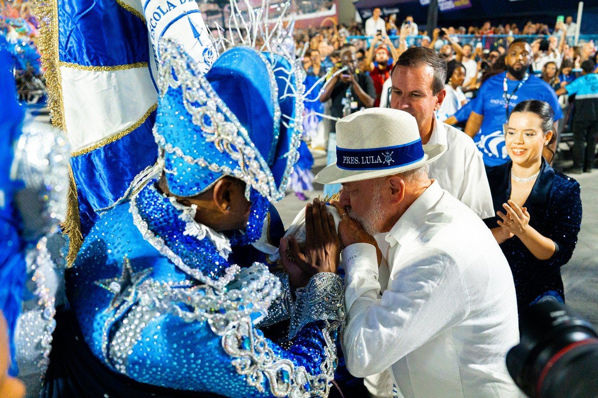 Datafolha: 71% dos eleitores veem homenagem de escola de samba para Lula como inadequada