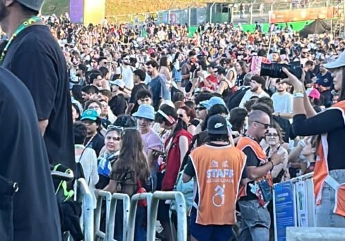Falta de fila preferencial, distância da sala sensorial e lotação no espaço PCD; público do Lollapalooza relata problemas de acessibilidade