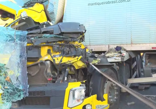 Carretas se envolvem em acidente na Via Dutra e fecham pista sentido Rio