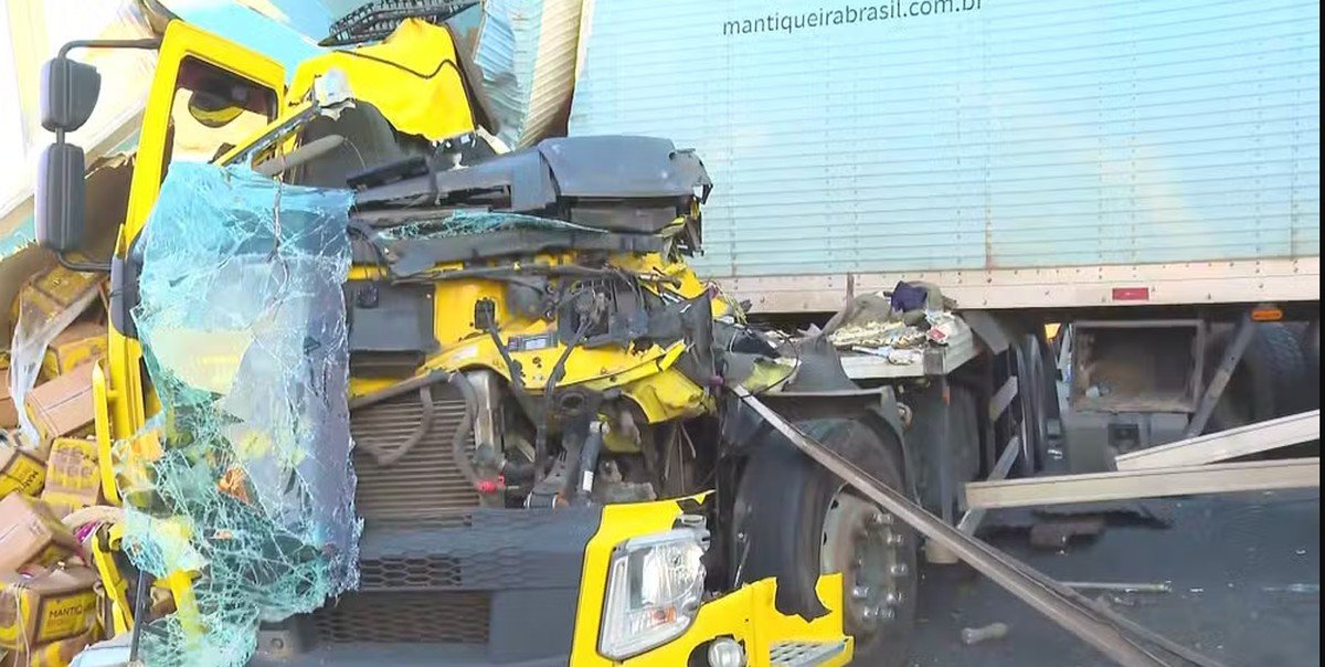 Carretas se envolvem em acidente na Via Dutra e fecham pista sentido Rio