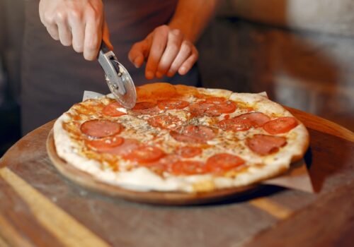 Laudo aponta bactérias em alimentos de pizzaria na Paraíba; mulher morreu e mais de 100 tiveram intoxicações