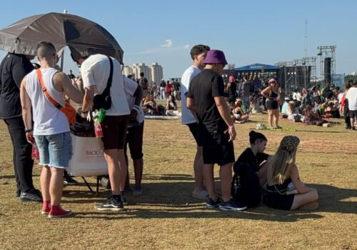 Sem sombra, mas com água fresca: forte calor no Lollapalooza cria mini áreas VIP no gramado