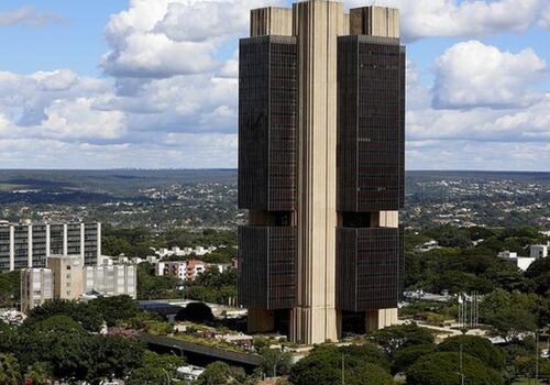 Reunião do Copom: BC deve começar cortes de juros em 25 pontos, analisa economista-chefe do Banco Bmg