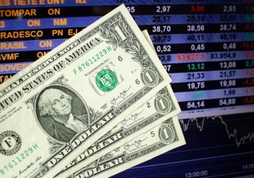 Dólar sobe com tensão no Oriente Médio; Ibovespa recua