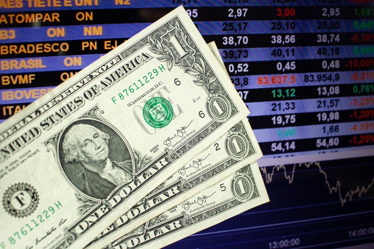 Dólar sobe com tensão no Oriente Médio; Ibovespa recua