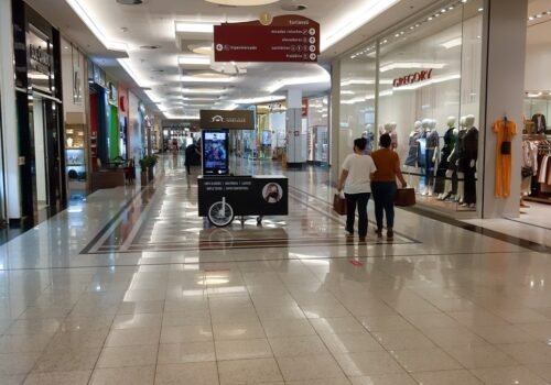 Olhar vitrines, ir ao cinema e bater papo: o que fez a geração Z 'redescobrir' os shoppings?