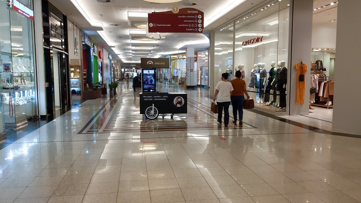 Olhar vitrines, ir ao cinema e bater papo: o que fez a geração Z 'redescobrir' os shoppings?