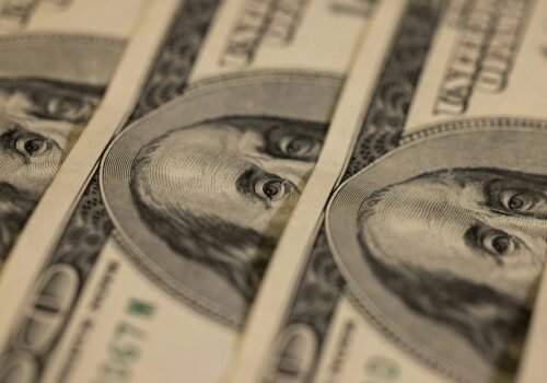 Dólar abre em alta e Ibovespa cai em meio a conflito no Oriente Médio