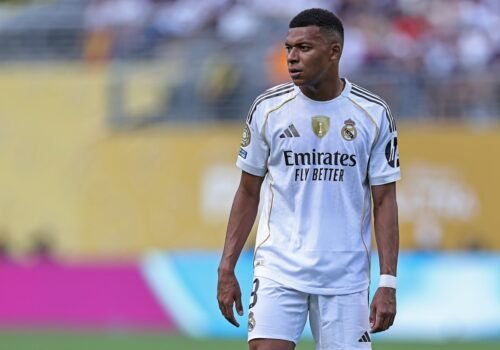 'Joelho errado': Mbappé entra em campo com joelho lesionado após equipe médica examinar membro errado