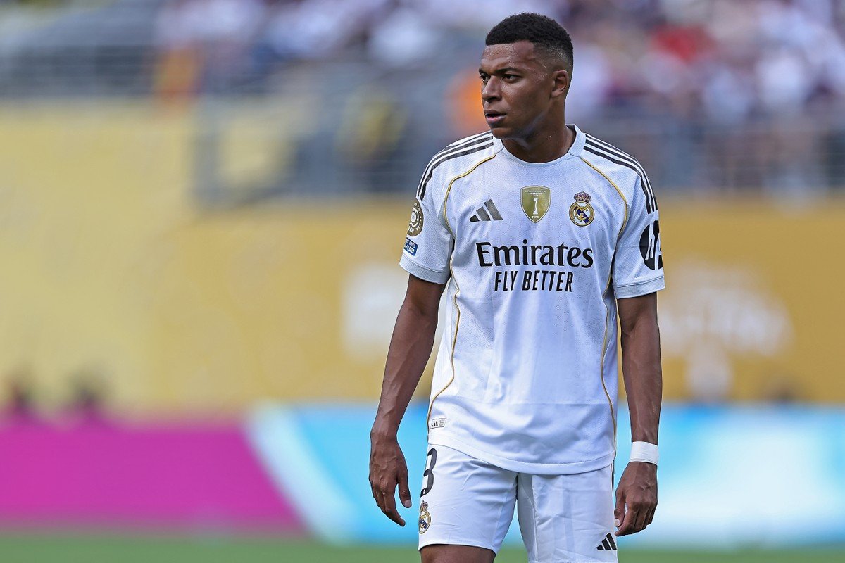 'Joelho errado': Mbappé entra em campo com joelho lesionado após equipe médica examinar membro errado