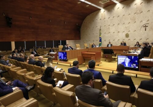 Decisão do STF limitando penduricalhos gera críticas no Congresso