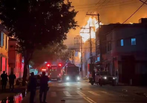 Incêndio de grandes proporções atinge fábrica no Brás (SP); três pessoas ficam feridas