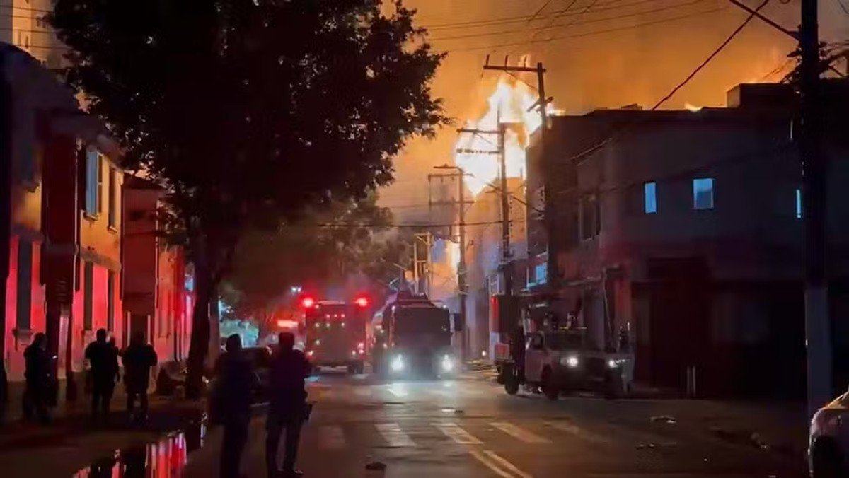 Incêndio de grandes proporções atinge fábrica no Brás (SP); três pessoas ficam feridas