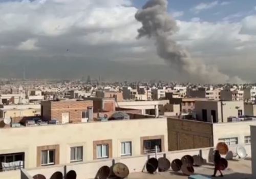 Irã lança novos ataques e explosões atingem Tel Aviv, dizem agências