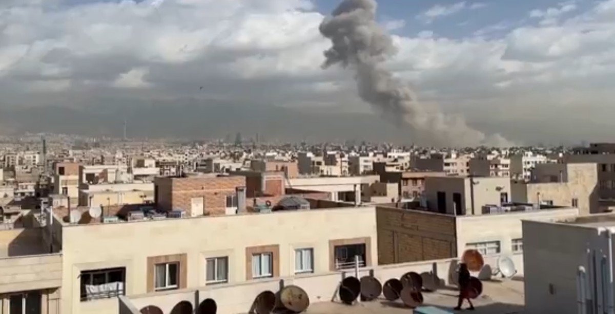 Irã lança novos ataques e explosões atingem Tel Aviv, dizem agências