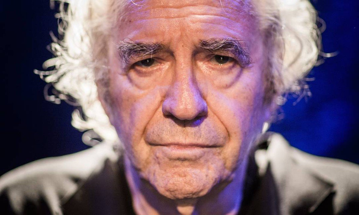 Ator Juca de Oliveira é enterrado em cerimônia acompanhada por familiares e amigos