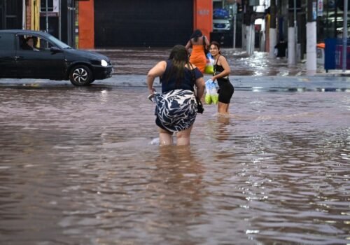 Duas pessoas morrem após fortes chuvas no estado de São Paulo
