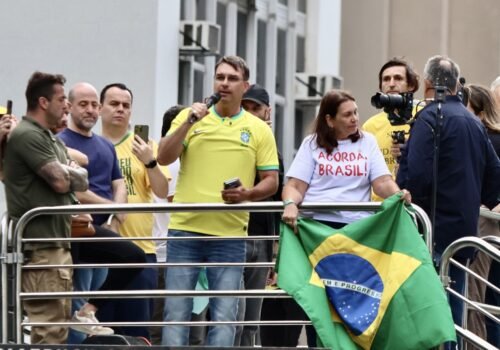 Em discurso na av. Paulista, Flávio Bolsonaro critica STF, mas não cita ministros nominalmente