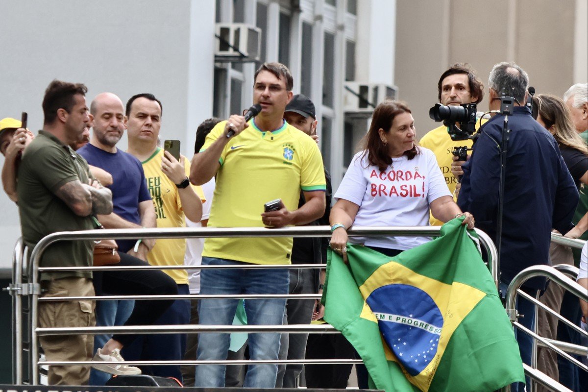 Em discurso na av. Paulista, Flávio Bolsonaro critica STF, mas não cita ministros nominalmente