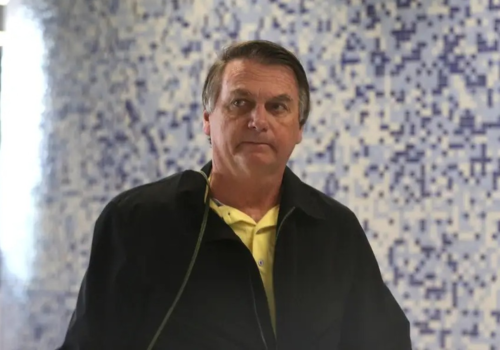 Bolsonaro deixa UTI após melhora clínica e segue internado em Brasília