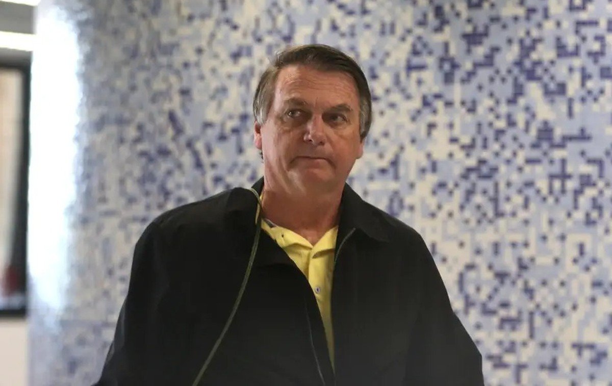 Bolsonaro deixa UTI após melhora clínica e segue internado em Brasília