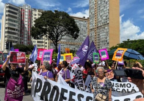 Manifestação no Dia da Mulher em BH tem protestos contra feminicídio e críticas à decisão da Justiça