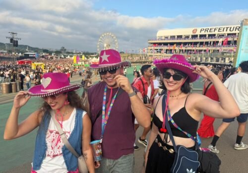 Fãs apostam em looks inspirados em Chappell Roan para segundo dia de Lollapalooza 2026; veja