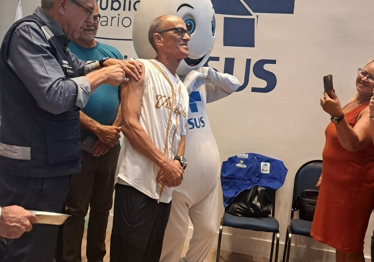 Mestre Ciça toma vacina da gripe e manda recado: 'alô bateria, ala das baianas, velha guarda, todo mundo tem que se vacinar'