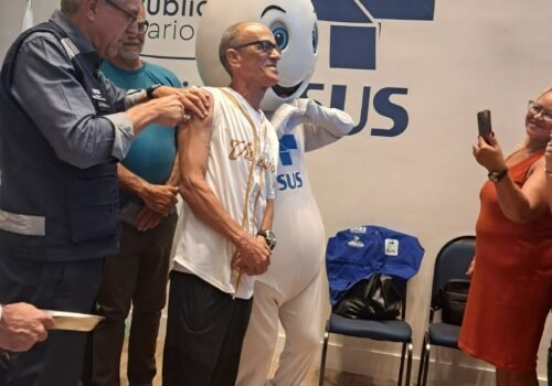 Mestre Ciça toma vacina da gripe e manda recado: 'alô bateria, ala das baianas, velha guarda, todo mundo tem que se vacinar'