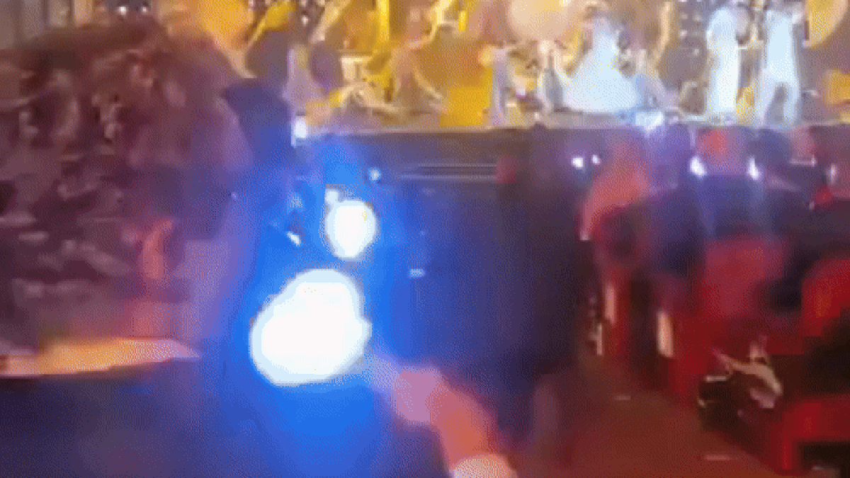 Diretor de 'O Agente Secreto' dança ao som de Guerreiras do K-Pop no Oscar; veja vídeo