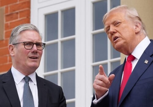 Premiê britânico afirma ter discutido com Trump plano que incluía ações militares para liberar Ormuz