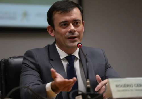 Em meio à alta do combustível da aviação, Fazenda discute linhas de financiamento para o setor