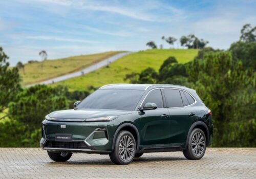 Geely lança EX5 EM-i plug-in híbrido em três versões e com produção nacional em breve