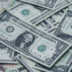 Dólar fecha abaixo de R$ 5 pela primeira vez em mais de dois anos; Ibovespa renova recordes