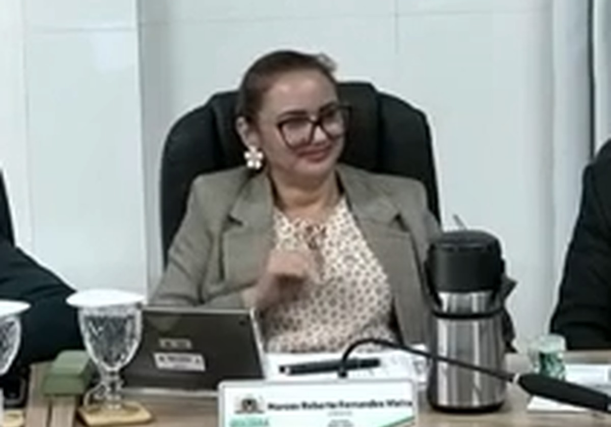 Vereadora de Ubajara faz gesto de conotação sexual com as mãos em sessão na Câmara
