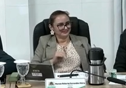 Vereadora de Ubajara faz gesto de conotação sexual com as mãos em sessão na Câmara