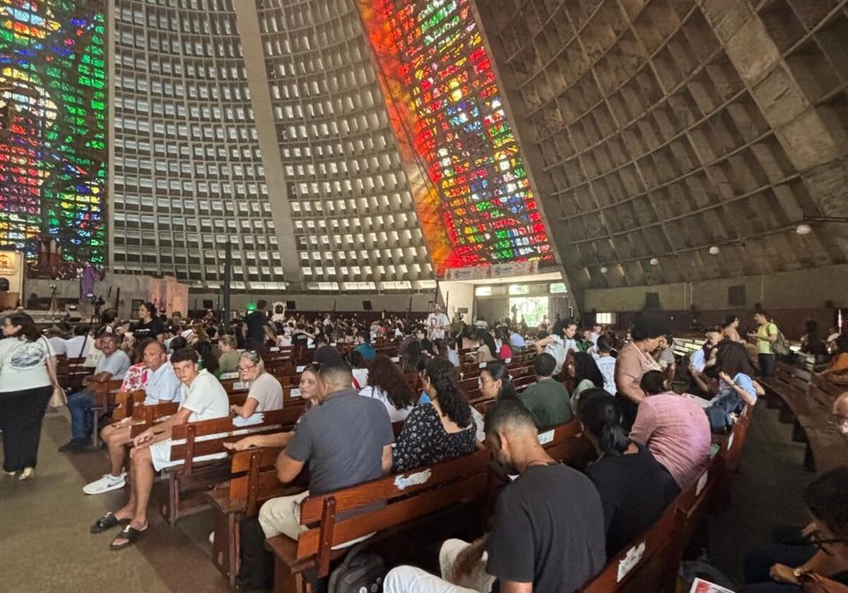 Milhares de fiéis lotam a catedral metropolitana do Rio na sexta-feira da Paixão