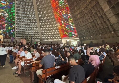 Milhares de fiéis lotam a catedral metropolitana do Rio na sexta-feira da Paixão