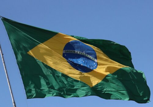 O que explica a queda do dólar e novos recordes do Ibovespa?
