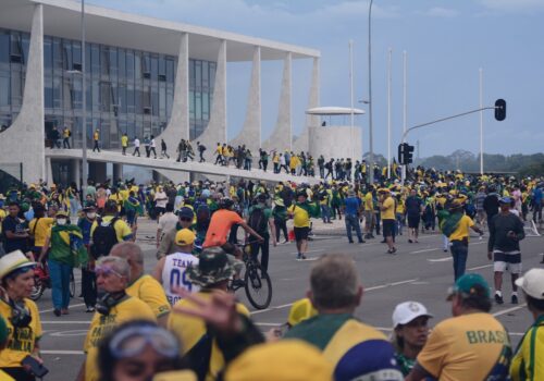 Moraes concede prisão domiciliar a 18 idosos condenados pelos atos de 8 de janeiro