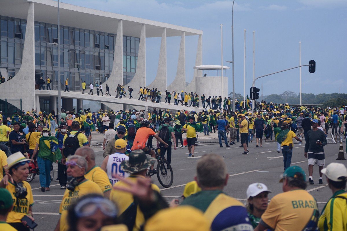 Moraes concede prisão domiciliar a 18 idosos condenados pelos atos de 8 de janeiro