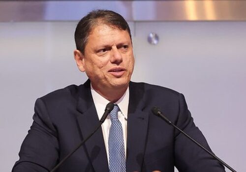 Tarcísio diz que empresário do funk preso pela PF com quem jantou e tirou fotos “não é do círculo de amizade”