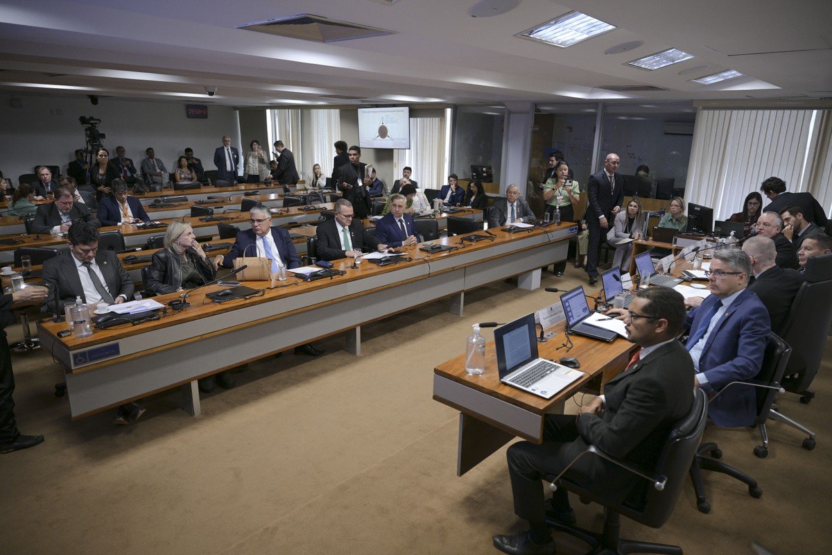 Quais as possíveis consequências jurídicas do indiciamento de ministros do STF e do PGR?